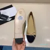 Sapatos sociais de designer Sapatilhas de balé Sapatos femininos 100% couro legítimo Lambskin Cap Toe Mocassim de luxo tamanho 35-42