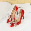 In pelle brevetto femminile svuotanti scarpe da tacco alto scarpe da sposa di lusso pompe nera rosse con perle da papillon