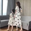 Familjmatchande kläder Mor och dotter Polka Dot klänningar Sommar mode Barnkläder Liten Fresh Puff Sleeve Parentchild Princess Dress 230619