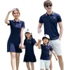 Famille correspondant tenues vêtements polo t-shirt correspondant mère fille robes papa fils famille look cerise bleu foncé filles dres 230619