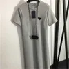 Moda Tempo libero Abiti da donna Girocollo Lettera Triangolo Etichetta Catena Marsupio Decorazione Tinta unita T-shirt a maniche corte Abito da donna Abbigliamento firmato 55