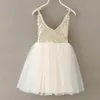 Abiti da ragazza Ragazze carine Abito tutu con paillettes argento Bambini Scollo a V Beige Glitter Bling Cinghie Abito in chiffon Bambini Abiti da festa di nozze 1-7Y 230619