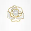 Broscher trendiga ihåliga rosblomma för kvinnor Pearl Camellia Fashion Pins Elegant Corsage Brosch Wedding Party Jewelry Accesories