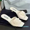 تصميم الصيف المصقول من الجلد الصنادل أحذية نساء روز زهرة الكعب الحروف المعدنية انزلاق الشريحة سيدة النعال ممتازة المشي EU35-43