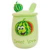 Oreillers en peluche Coussins Creative Watermelon Milk Tea Cup Oreiller Jouets en peluche Cartoon Peach Blueberry Milk Tea Peut être envoyé comme cadeau d'anniversaire R230620