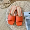 Chinelos de couro rebitados top sapatos de grife de luxo verão novas sandálias femininas moda confortável sapatos de praia ao ar livre respirável sapatos casuais sexy peep-toe plana 36-41