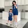 Abiti coordinati per la famiglia 2023 Estate mamma e figlia Set Papà figlio Maglietta a maniche corte ParentChild Vestiti in denim Bambini Jean 230619