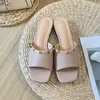 Chinelos de couro rebitados top sapatos de grife de luxo verão novas sandálias femininas moda confortável sapatos de praia ao ar livre respirável sapatos casuais sexy peep-toe plana 36-41