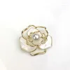 Broscher trendiga ihåliga rosblomma för kvinnor Pearl Camellia Fashion Pins Elegant Corsage Brosch Wedding Party Jewelry Accesories