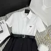 Kvinnors blusar Skjortor Designer 2023 Summer New Academy Style Fashion Triangle Belt Contrast Color Shirt Dress Women Swrj