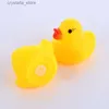 10 pz / lotto Cute Baby Kids Squeaky Rubber Ducks Bagno Fare il bagno in camera Giochi d'acqua divertenti Giocare Neonati maschi Ragazze Giocattoli per bambini L230518