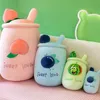 Oreillers en peluche Coussins Creative Watermelon Milk Tea Cup Oreiller Jouets en peluche Cartoon Peach Blueberry Milk Tea Peut être envoyé comme cadeau d'anniversaire R230620