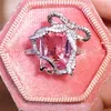 Klusterringar överdrivna oregelbundna inslagna prinsessor rektangulär rosa kristall full diamantpar ring för kvinnors alla hjärtans dag gåvor