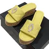 Femmes Faux Perle Wedge Plateforme Talon Sandales Rétro Bouts Ronds Glisser Sur Des Pantoufles Texture Matelassée Classique Jaune Rose Blanc Noir Diapositives Dames En Plein Air Plage Chaussure