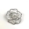 Broscher trendiga ihåliga rosblomma för kvinnor Pearl Camellia Fashion Pins Elegant Corsage Brosch Wedding Party Jewelry Accesories