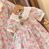 Trajes a juego de la familia 2023 Mommy Girls Parentchild Dress Doublelayer Cloud Neck Retro Print Sweet Fashion Fresh Summer MotherDaughter 230619