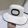 Kobiety kapelusz słomkowy na plażę projektant mody kapelusze typu Bucket Casquette C czapka z szerokim rondem list Fishermans czapki męskie daszki czapka z daszkiem Sunhat 236192C