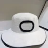 Kobiety kapelusz słomkowy na plażę projektant mody kapelusze typu Bucket Casquette C czapka z szerokim rondem list Fishermans czapki męskie daszki czapka z daszkiem Sunhat 236192C