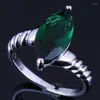 Cluster-Ringe: Anmutiger, versilberter Ring mit grünen kubischen Zirkonia im Marquise-Stil, V0674