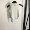 2023 Kvinnors sommardesigner toppar stickad tee med diamantkristallbrosch runway designer grödor toppar viskos t skjortor kläder high end elasticitet pullover camisole