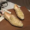 Oro Bling Bling Scarpe a spillo Uomo Punta tonda Rivetto Con borchie Scarpe piatte con paillettes per uomo Slip On Scarpe da festa Scarpe da uomo con nastro dorato