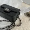 Lyxdesigner kvinnor axelväska CF med svart guldspänne och diamantgitterkedja fashionabla retro crossbody väskor fårskinn