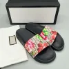 Designer Pantoufles Femmes Hommes Diapositive Caoutchouc Blooms Floral Sandales Caoutchouc Plage D'été Pantoufle Plat Semelle Épaisse Salle De Bains Maison Chaussures De Luxe Pantoufles Taille Eur 35 à 46