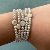 Braccialetti con ciondoli moda 4MM perline 26 lettera nome braccialetto conchiglia naturale perle simulate fatte a mano da donna per regalo di gioielli