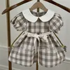 Familjmatchande kläder Summer Moderdotter klänning Girl Korean Doll Collar Bow Belt Parentchild Mommy and Daughter Clothes 230619