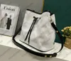 Ricolors의 Neonoe Bags 게임 포커 요소 교묘 한 밀짚 꼰 가죽 버킷 버킷 클러치 데저 싱어 장로 쇼핑 여성 핸드백 M45716 M45497