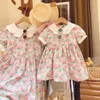 Family Matching Outfits 2023 Mommy Girls Parentchild Dress Doublelayer Cloud Neck Retro Print Sweet Fashion Fresh Summer MotherDaughter 230619