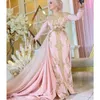Eleganckie muzułmańskie sukienki wieczorowe długie rękawy Różowe marokańskie kaftan formalne suknie imprezowe z odłączonym pociągiem 2023 Złote koronkowe aplikacje