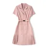 2023 Summer Pink Solid Color midja bälte klänning Kort ärm Lapel Neck-knappar Knäslängd Casual Dresses W3L049508