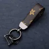 Klassisches Design Muster Leder Auto Handtasche Dekorieren Schlüsselanhänger Schlüsselanhänger für Männer Frauen Geschenk