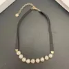 Collane con ciondolo Famoso marchio di design Collana girocollo con nastro di perle retrò Donna Trendy French Simple Temperament High-end Jewelry