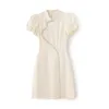 2023 Summer Beige Solid Color Beaddress Kort ärm Stand Colle Kne-Lengen Casual Dresses W3L043107