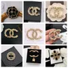 Famous Designer Pearl Brooch Letter Brooches For Women Charm Wedding Fashion Clothing Gift Jewelry Accessoriey 20style