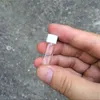 1ml Mini Bottiglie di vetro Fiale Tappo di plastica bianco Vuoto Vasi di bottiglia di vetro trasparente Tappo a vite 10 * 28 * 6mm Commercio all'ingrosso 100 pezzi Gotvd