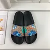 Designer Sandal för män Kvinnor Sandale Famous Women Claquettes Gummiläder Tyg Broderi Flat Gear Sole Big Size 36-48 Summer Beach Shoes