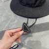 調整可能なストライプレター付きの女性マンデザイナーの太陽の帽子のためのバケーションバケツハット豪華なサンシェードケースブラックブルーデニムキャップ