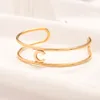 Designer Lettera Bangle Marchio di lusso Bracciali scava fuori Uomini e donne Moda Accessori in acciaio inossidabile placcato oro 18 carati Matrimonio Regali di San Valentino ZG2250