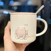 Canecas de desenho animado Urso em relevo Caneca de cerâmica com tampa Colher de água para uso doméstico Menina Coração Café da manhã