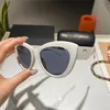 Gafas de sol de diseño Gafas de lujo Gafas protectoras Pureza Diseño de ojo de gato Protección ultravioleta Gafas de sol de diseño alfabético que conducen a la playa de viaje con una caja muy agradable