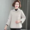 Kvinnors stickor kvinnor 2023 Autumn Winter Thick Mink Velvet Coats Female Floral Embroidery Korta jackor Damer Middle-Aged Warm Outwear M676