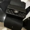 Lyxdesigner kvinnor axelväska CF med svart guldspänne och diamantgitterkedja fashionabla retro crossbody väskor fårskinn
