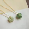 Anhänger Halsketten Natürliche Jade Pflaumenblüte Halskette Einfaches Schlüsselbein Zierliche Halsband Exquisiter Schmuck für Frauen Männer