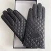 Gants à cinq doigts Gants en cuir pour femmes Designer en peau de mouton Fourrure intégrée Cyclisme Chaud Fingertip