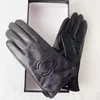 Gants à cinq doigts Gants en cuir pour femmes Designer en peau de mouton Fourrure intégrée Cyclisme Chaud Fingertip