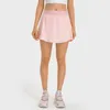 Vattenkylt tyg cool mid-rise shorts yogas tröjor 2 i 1 tennis shorts inbyggda foder sidor ficka sport korta kjolar för kvinnor