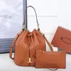 Varumärkeshink Vintage Solid Leather Handväska för kvinnors nya mode mångsidiga multifunktionella stora kapaciteter snedstrådar axelväska
